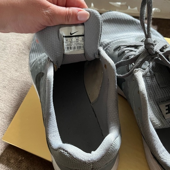 Nike Running Sneakers - Men’s Size 10; Gray & Black - Picture 7 of 10